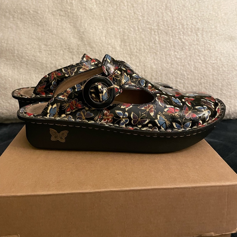 Algeria shoe lightly used black with butterfly print